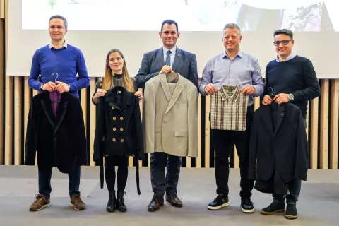 Janez Resman, Katja Sreš, Anton Mežan, Peter Torkar in Blaž Veber, direktor Javnega zavoda Turizem Bled, z oblačili, ki so jih prispevali za izmenjavo / Foto: Tina Dokl