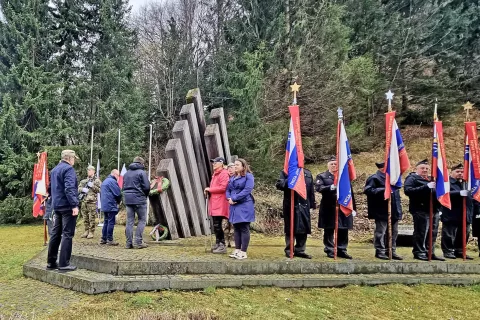 Slovesnost pri spomeniku NOB na Planici nad Crngrobom / Foto: Mok