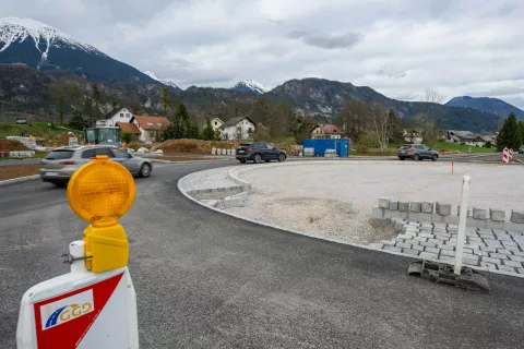 Novo krožišče na državni cesti pri Vrbi bodo kmalu odprli. / Foto: Nik Bertoncelj