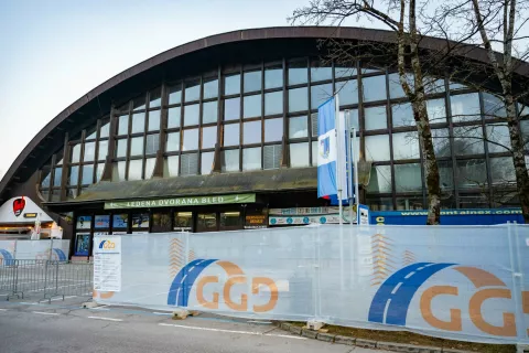 Občina Bled se je za namen prenove Ledene dvorane Bled zadolžila v višini dveh milijonov evrov. / Foto: Nik Bertoncelj