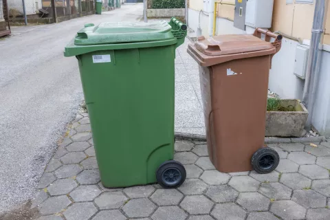 V občini Naklo trenutno poteka menjava zabojnikov, ki ne ustrezajo velikosti, določeni v Odloku o ravnanju z odpadki v občini Naklo. / Foto: Primož Pičulin