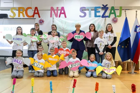 Otroci in učiteljice Podružnične šole Kokra Osnovne šole Matije Valjavca Preddvor so 140-letnico šolstva proslavili tudi v družbi slavnostne gostje dogodka, slovenske predsednice dr. Nataše Pirc Musar. / Foto: Tina Dokl