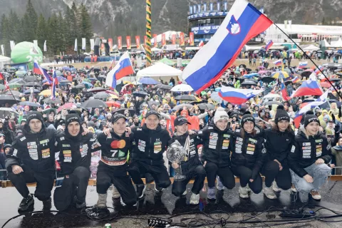 To je Planica: slovenski skakalci, ki so jim v soboto na odru družbo delale tudi skakalke na čelo z Niko Prevc in njenim drugim kristalnim globusom, navijači in odlično vzdušje. / Foto: Peter Košenina