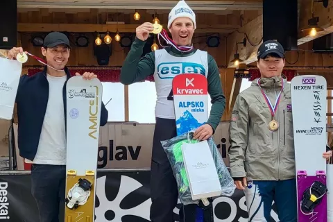 Žan Košir se je naslova prvaka veselil tudi v mednarodni konkurenci. / Foto: Klub Deskanja Zakon