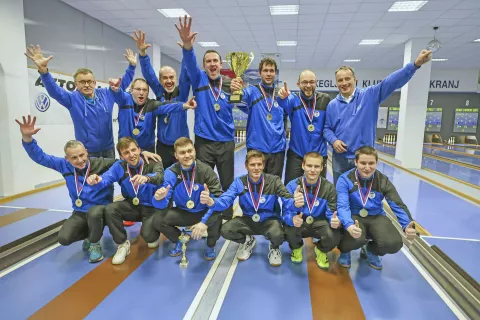 Kegljači Triglava so se skupaj s sekretarjem kluba Darkom Šterbenkom in predsednikom kluba Borisom Vehovcem veselili novega naslova državnih prvakov. / Foto: Tina Dokl