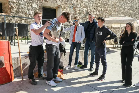 Dijaki so spoznavali opremo rimskega vojaka in jo tudi preskusili. / Foto: Tina Dokl