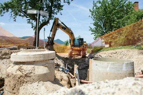 V &scaron;tevilnih občinah po Gorenjskem so v minulih letih investirali v gradnjo kanalizacijskega omrežja. Kjer priklop ne bo mogoč, pa morajo občani vpra&scaron;anje odpadnih voda re&scaron;evati drugače. Fotografija je simbolična. / Foto: Peter Ko&scaron;enina