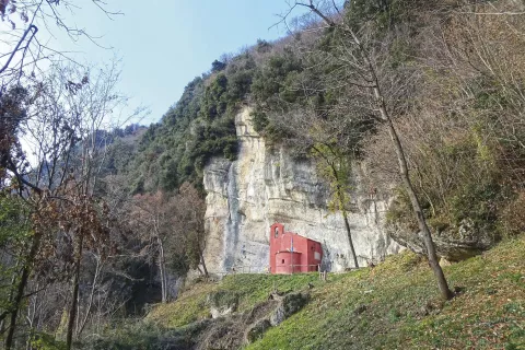 Cerkev svetega Mihaela leži pod previsno skalo, kjer potekajo številne športno plezalne smeri. / Foto: Jelena Justin