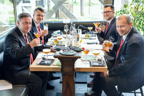 mednarodno tekmovanje v mešanju pijač barmani Šobec na fotografiji z leve spredaj Edo Halačević, Rok Dobnikar, zadaj Bogdan Deželak, Anže Šmid predsednik komisije / Foto: Tina Dokl