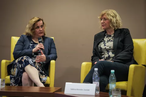 Ljubljana, Domus Medica.Strokovni pogovor Avtizem in otroci: Vpliv spanja pri šolskem procesu, ki ga je pripravil STAklub Slovenske tiskovne agencije v mesecu ozaveščanja o avtizmu. Barbara Gnidovec Stražišar iz Centra za motnje spanja in Sabina Korošec Zavšek iz Zveze za avtizem Slovenije. / Foto: Daniel Novaković/sta