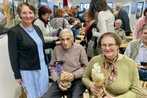 Ob avtorjih razstave Juriju in Dragici Kurillo predsednica ZKD Kranj Mija Aleš / Foto: arhiv ZKD Kranj