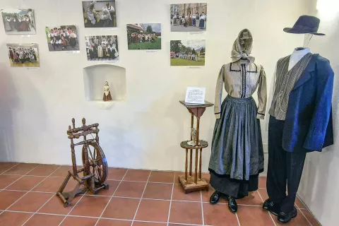 Ob dvajsetletnici delovanja je Folklora Cerklje sredi marca pripravila že razstavo v Petrovčevi hiši. / Foto: Ana Jagodic Dolžan