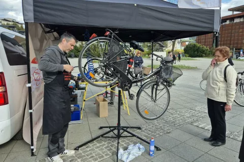 V torek je v Kranju potekala brezplačna popravljalnica koles, 16. aprila pa jo bodo izvedli v Domžalah. / Foto: Ana Šubic