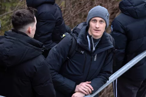 Peter Prevc je bil letos v Planici v vlogi gledalca. Svetovni rekord brata Domna je videl v živo, prav tako je bil tudi v Vikersundu, ko je do ženskega mejnika poletela sestra Nika. / Foto: Peter Košenina