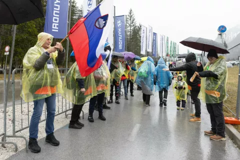 Invalidi prostovoljci so imeli v Planici različne naloge. Spodbujali so tudi navijače in poskrbeli, da je bilo vzdušje že pred tekmo kljub dežju odlično. Med njimi so bili tudi člani Medobčinskega društva Sožitje Kranj. / Foto: Peter Košenina