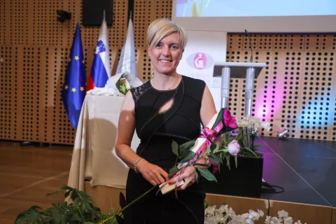slavnostna akademija mednarodni dan babic in medicinskih sester s podelitvijo najvišjih priznanj zbornice zveze na fotografiji Jana Lavtižar dobitnica priznanja Zlati znak iz Jesenic / Foto: Tina Dokl