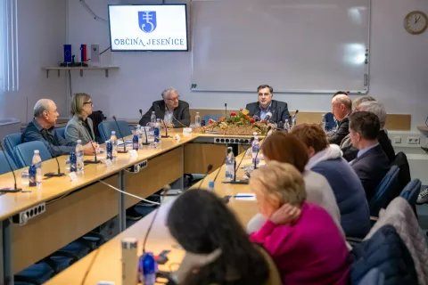 Novinarska konferenca – Prihodnost regionalne bolnišnice na JesenicahNa fotografiji župani, županje, podžupanje, podžupani in stroka iz zdravstva.Govori Peter Bohinec župan Občina Jesenice / Foto: Nik Bertoncelj