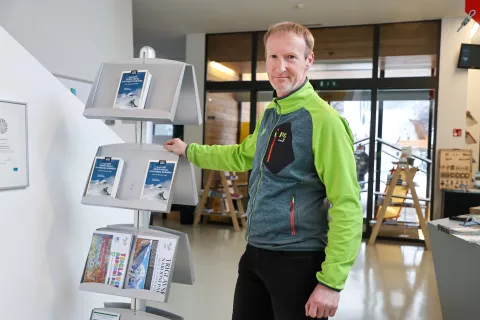 Nov turnosmučarski vodnik razširja smučarska obzorja, predvsem pa Mitja Peternel vsem želi nepozabna doživetja in varno smuko. / Foto: Tina Dokl