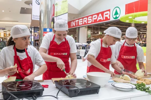 O&Scaron; Frana sale&scaron;kega Finžgarja iz Lesc je pripravila odličen tradicionalni govnač. / Foto: Arhiv Organizatorja