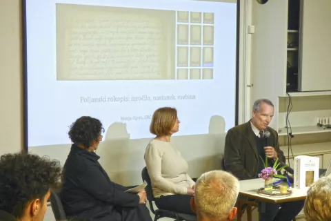 Matija Ogrin in Andrejka Žejn na predstavitvi Poljanskega rokopisa. / Foto: Jure Ferlan