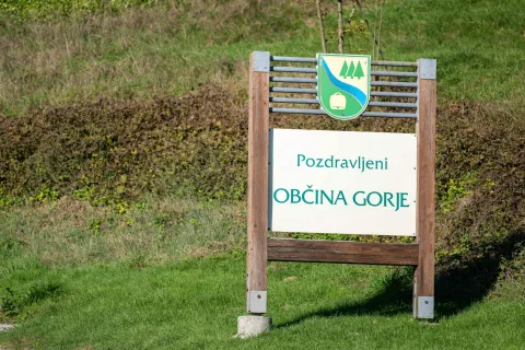 V Podhomu se je začela obnova ceste. / Foto: Nik Bertoncelj