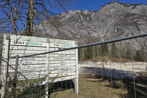 Od nekdanjega Hotela Zlatorog je v Ukancu ostala le še informacijska tabla. Kdaj bo na mestu starega zrasel nov objekt, za zdaj še ni mogoče napovedati, pravi investitor.