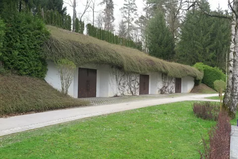 Kostnica v Lipici pri Škofji Loki je bila zgrajena leta 2009. / Foto: Vilma Stanovnik