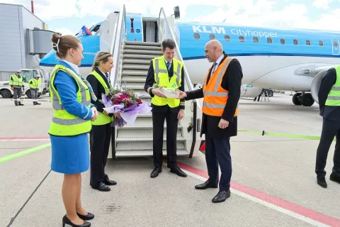 Na brniškem letališču so pozdravili prihod letala KLM. / Foto: Tina Dokl