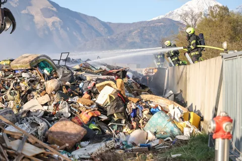 Gasilci požar še gasijo / Foto: Tina Dokl