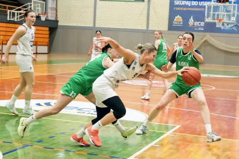 Triglavanke (v belih dresih) so prvo polfinalno tekmo proti Iliriji dobro začele, na koncu pa izgubile. / Foto: Tina Dokl