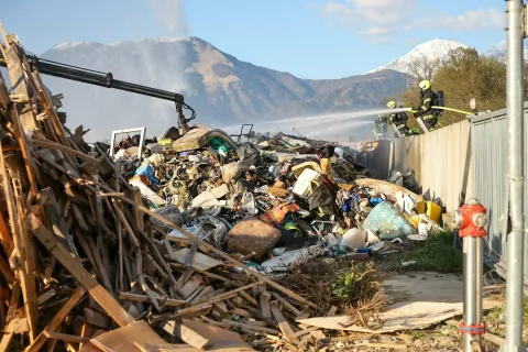 požar BIOMASA in MIZARSTVO OVSENIK / Foto: Tina Dokl
