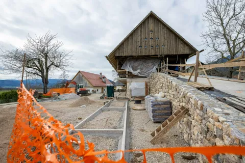 Nekdanje gospodarsko poslopje in dvorišče dobivata novo podobo; v ozadju Prešernova rojstna hiša, ki jo prav tako prenavljajo. / Foto: Nik Bertoncelj