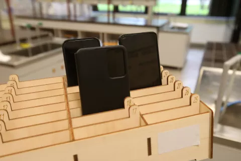 mobilni predalnik srednja šola prepoved mobilnih telefonov v šolah osnovna šola osnovna šola pouk mobilni telefon učenci brez telefona / Foto: Gorazd Kavčič