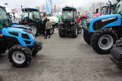Na sejmu je že po tradiciji vedno tudi pestra ponudba traktorjev. / Foto: Cveto Zaplotnik