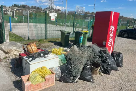 V sobotni čistilni akciji v Radovljici so prostovoljci okolje razbremenili za skupaj okoli 7.5 ton odpadkov / Foto: Klub Stonoge Vrbnje