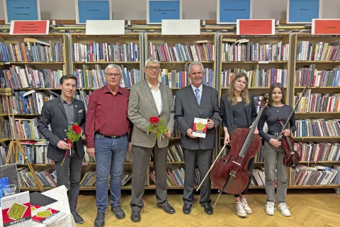 Od leve: David Ahačič, Janez Kikel, Boris Kuburič, Drago Papler in učenki Glasbene šole Tržič Ajda Roblek in Neža Fajdiga / Foto: Janez Kikel