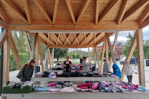 Ponudbo Tržnice Medvode bo en petek v mesecu popestrila izmenjevalnica oblačil. / Foto: Maja Bertoncelj