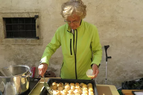Mari Maretič je pripravila loške smojke. / Foto: Vilma Stanovnik