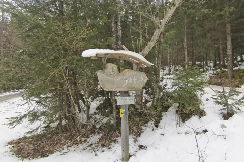 Začetek poti, ki označuje zgolj »pot k spomeniku«. / Foto: Jelena Justin