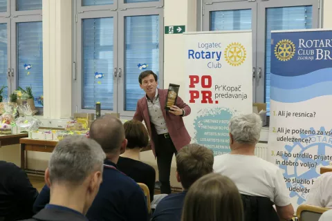 Dobrodelno dražbo je vodil David Ahačič. / Foto: Ana Jagodic Dolžan