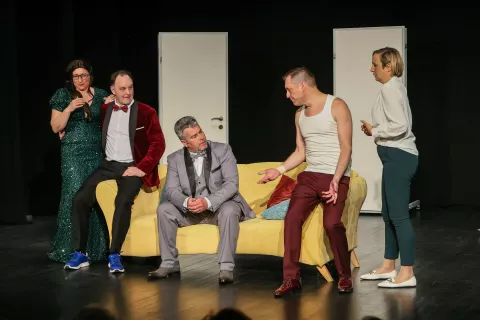 gledališka predstava Ta bol' teater KPD Josipa Lavtižarja v komediji Jacka Sharkeya z naslovom Deset evrov na uro priredba in režija Tadej Pišek Kranjska gora / Foto: Tina Dokl