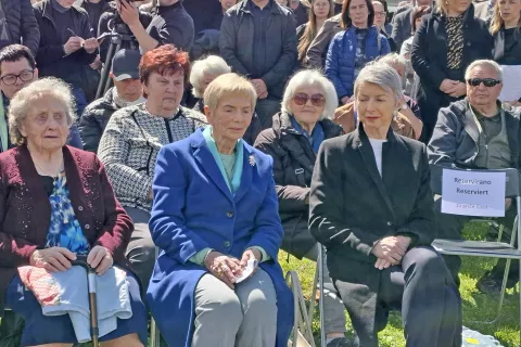 Ana Urban (levo) in Katja Šturm – Schnabl sta bili kot sedem in šestletni deklici izgnani v Nemčijo. Desno namestnica koroškega deželnega glavarja Gaby Schaunnig. / Foto: Jože Košnjek