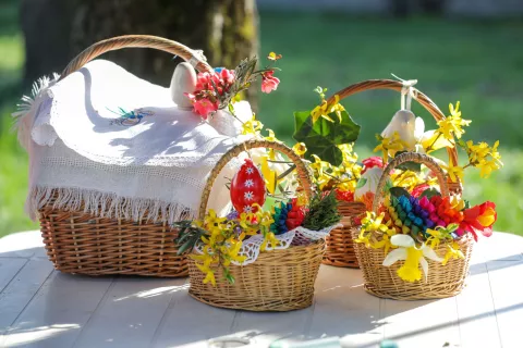 Na veliko soboto so tradicionalni blagoslovi velikonočnih jedi po cerkvah in vaških kapelicah. Pogled na košare in tudi stare jerbase, pokrite z izvezenimi prti, je nekaj posebnega. / Foto: Tina Dokl