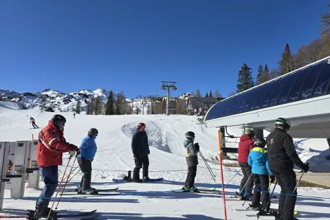 Številni smučarski navdušenci so prelep sončen dan izkoristili za še zadnje letošnje zavoje na snegu. / Foto: Marjana Ahačič