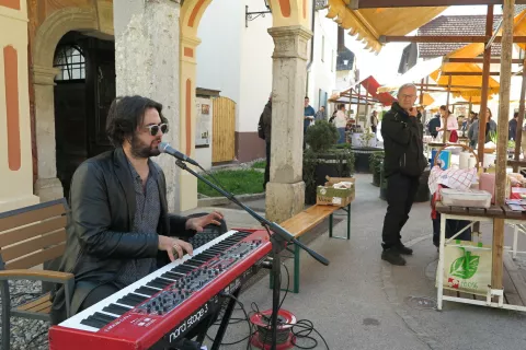 Ob Jurjevem sejmu je za dobro voljo letos poskrbel domači glasbenik Tomaž Hostar. / Foto: Vilma Stanovnik