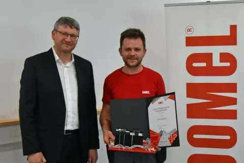 Domel, podelitev priznanj inovativnost, predsednik uprave Matjaž Čemažar, zlati nagrajenec Rok Dobravec / Foto: Barbara Debeljak