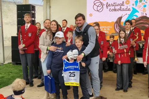 Novega lastnika so dobile tudi rokavice in startna številka odličnega smučarja hitrih disciplin Mihe Hrobata. / Foto: Maja Bertoncelj