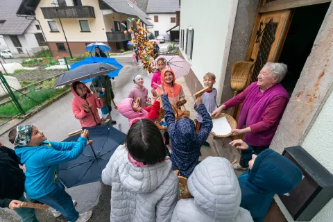 Takole so kot v starih časih iz peharja poletele sladke dobrote, ki so jih otroci z veseljem pobirali po tleh. / Foto: Simon Benedičič