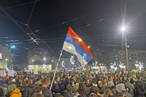 Protivladno zborovanje na Trgu Slavija v Novem Sadu, v mestu, kjer se je zgodil »izvirni greh«, 22. decembra 2024. / Foto: Wikipedija