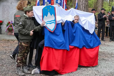 Slovesnost pri spomenik žrtvam pri Okrogelski jami Okroglo Naklo / Foto: Tina Dokl